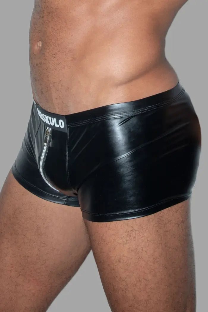 Trukk LiquidOil PU Leather Shorts for men, black with silver zipper, tight fit, leather-look fetish shorts by Maskulo Global (EU).