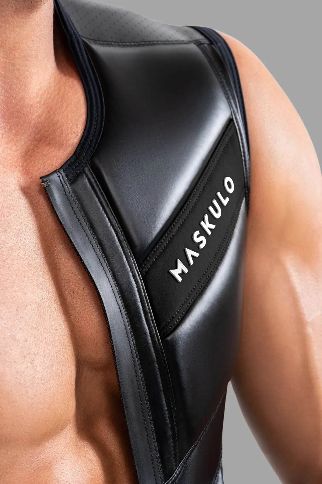 Maskulo Black Zippered Vest with rubberized zipper, PU leather pads, and breathable side panels. Polyester/polyurethane/elastane blend top.