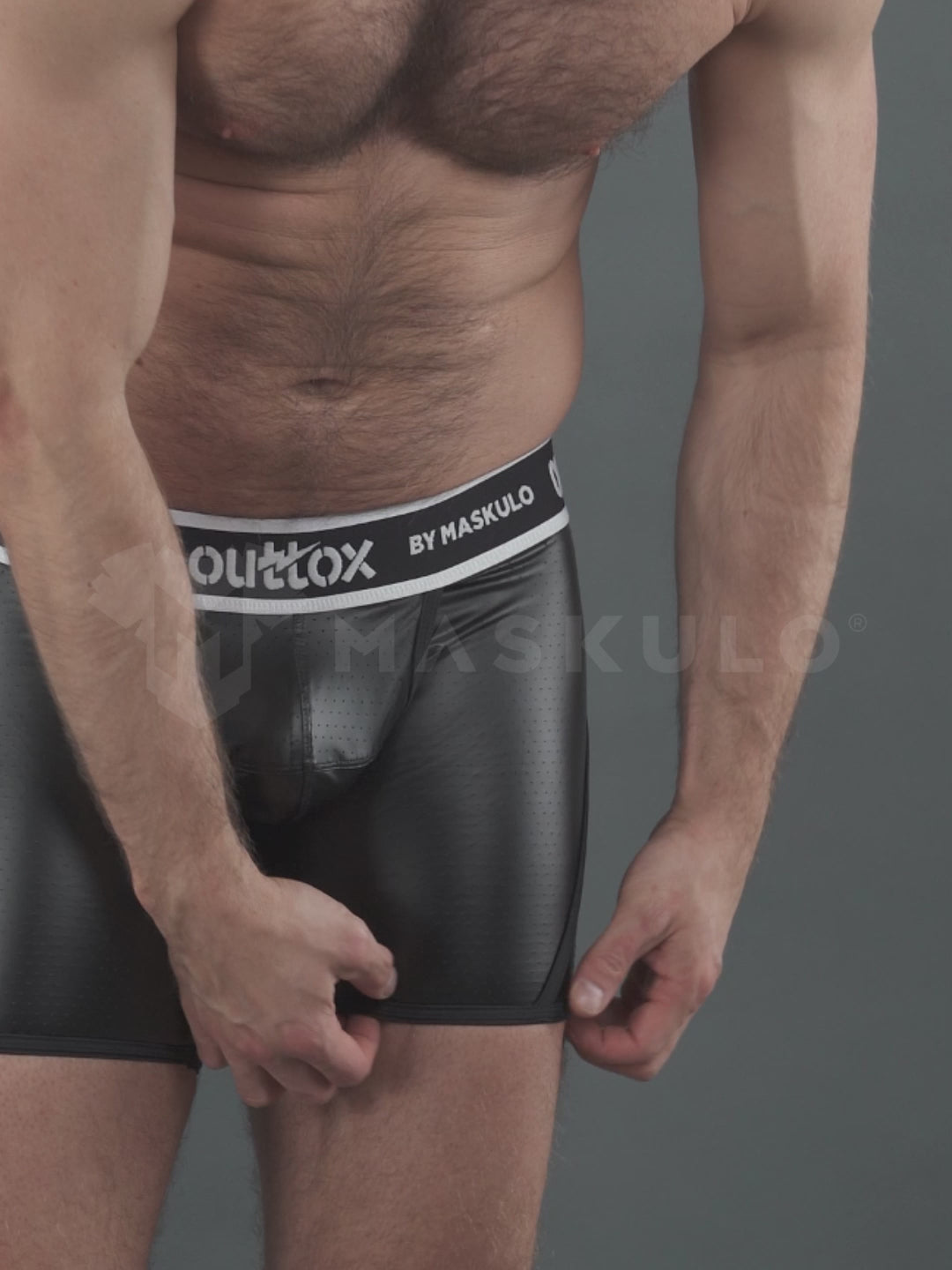 Outtox. Omwikkelde short aan de achterkant met drukknoopsluiting